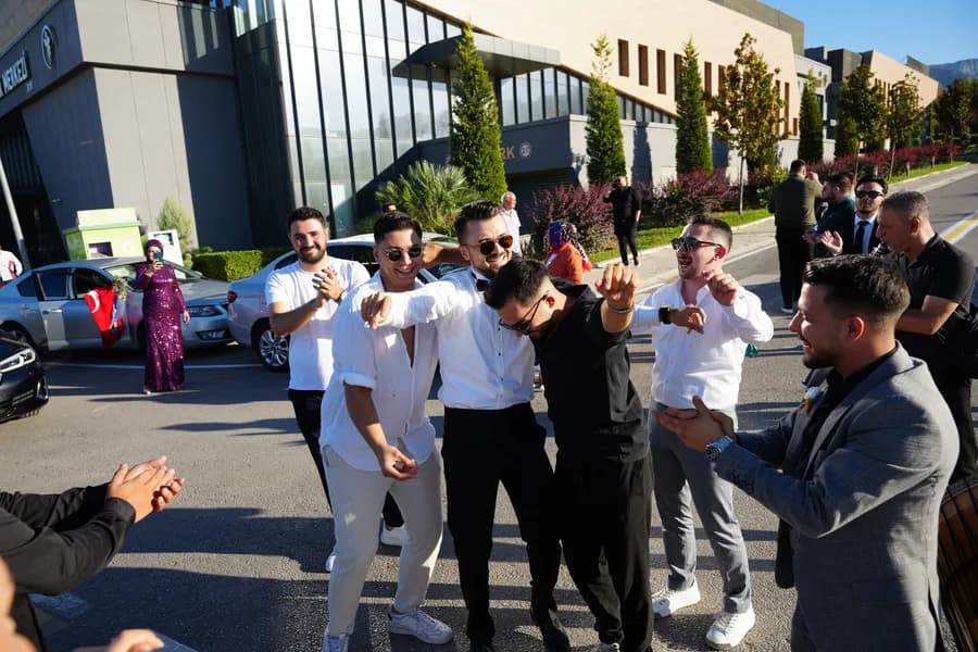 Birlikte kutlama yapan arkadaşlar